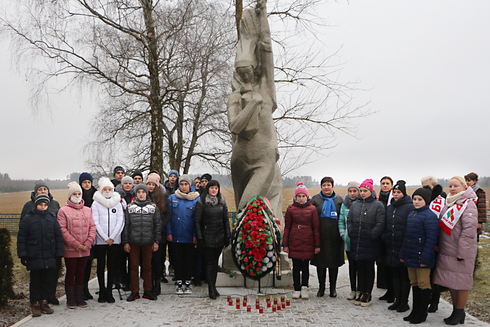 Возложение цветов на месте массового захоронения мирных жителей в 1942 году состоялось в мемориальном комплексе «Стефаново» Белыничского района