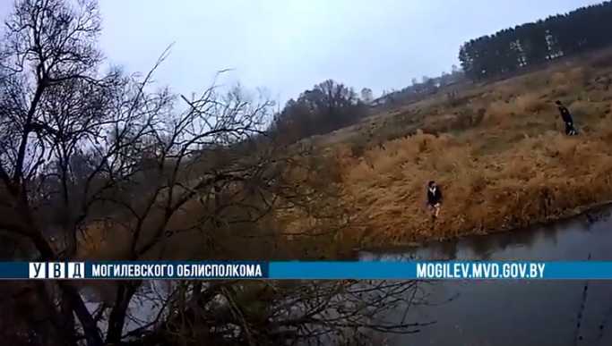 Пьяный водитель в Костюковичах бросил машину и убегал вплавь от ГАИ. Видео