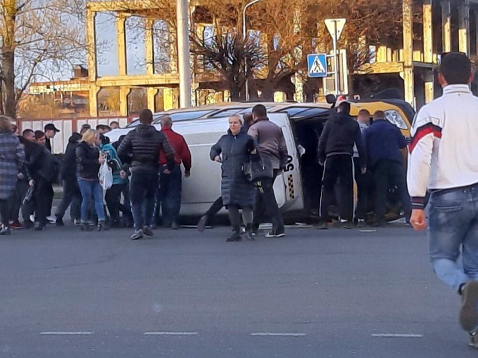 Пять человек пострадали при столкновении легковушки с маршруткой в Бобруйске