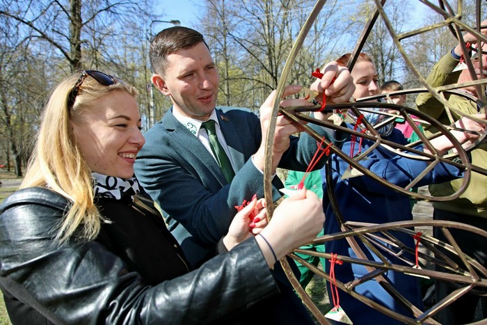 Металлическое дерево и скамейка победителей появились в парке культуры и отдыха Бобруйска