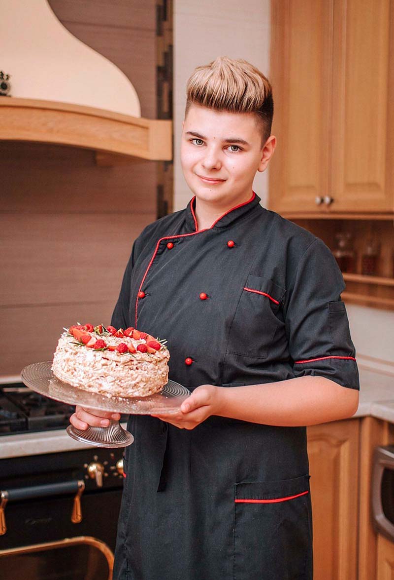 Могилевский школьник с легкостью готовит лучшие десерты мира и в будущем видит себя хозяином кондитерской. Фото