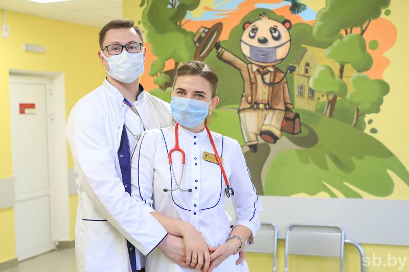 «Работаем вместе, но можем и не увидеться за день». Молодая семейная пара о своей работе в Мстиславской районной поликлинике, дружном коллективе и лечении детей с COVID-19