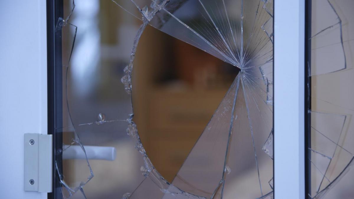 Хулиган, уставший разбивать стекло в школе, уснул рядом