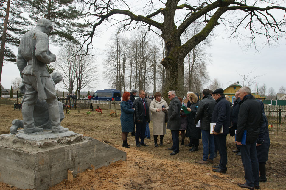 В деревне Борки продолжается реконструкция мемориального комплекса. Фото