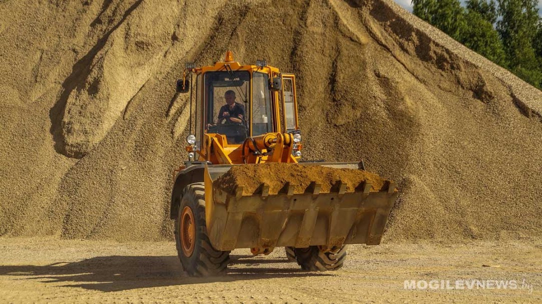 Белстат: самая мужская профессия - строитель, а женщины преобладают в соцсфере