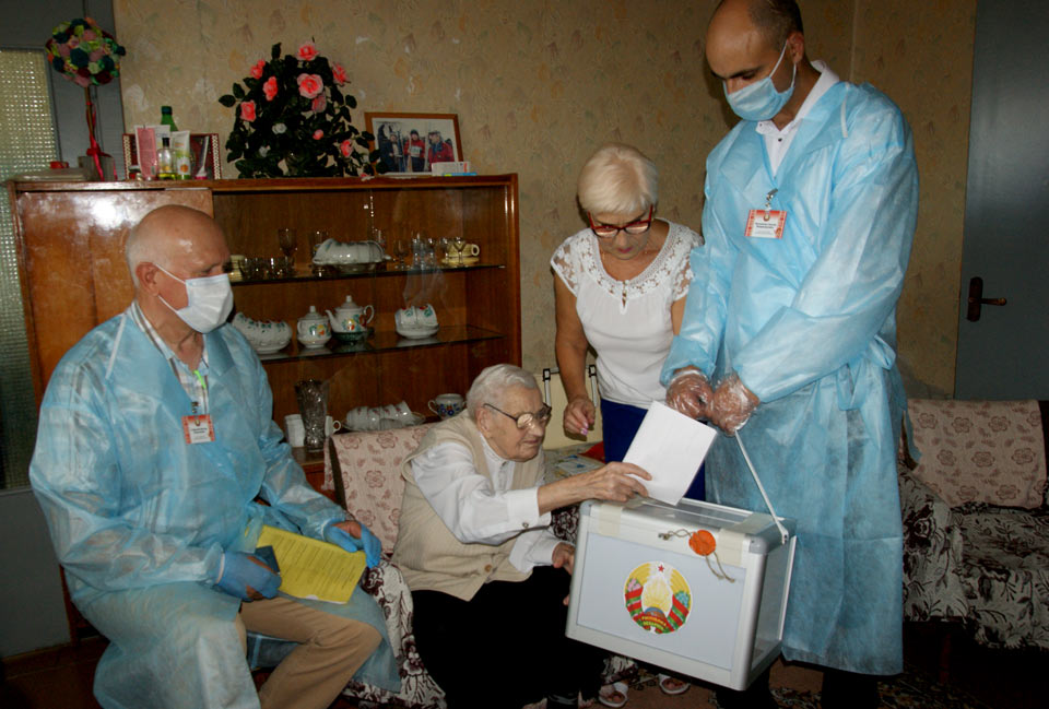 100-летняя могилевчанка Матрена Каленько проголосовала на дому. Фото