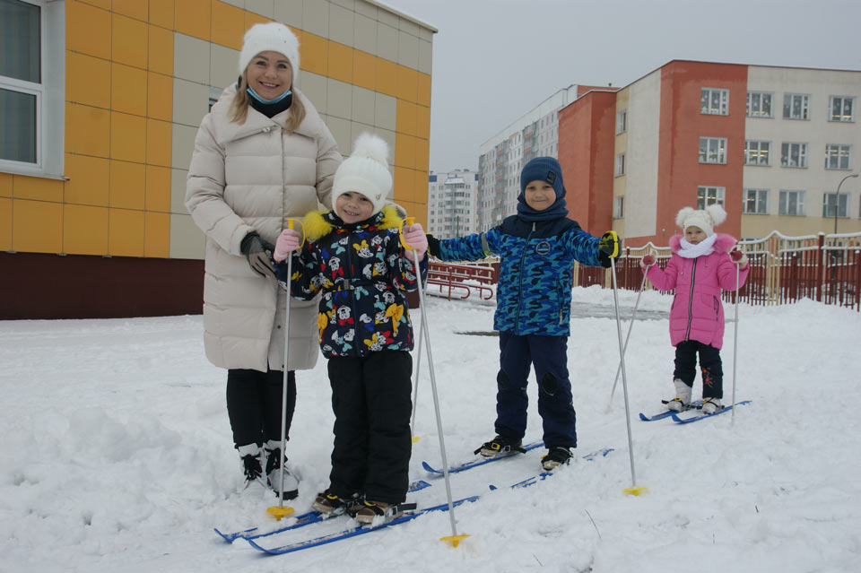 В дошкольном центре развития ребенка № 8 Могилева как только выпадает снег дети катаются на лыжах. Фото