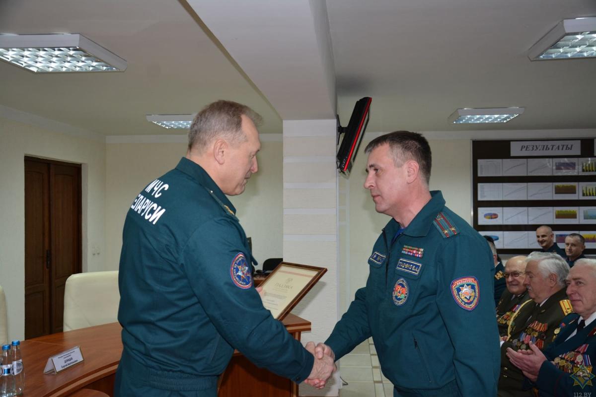 Министр по ЧС вручил награды лучшим спасателям Могилевской области