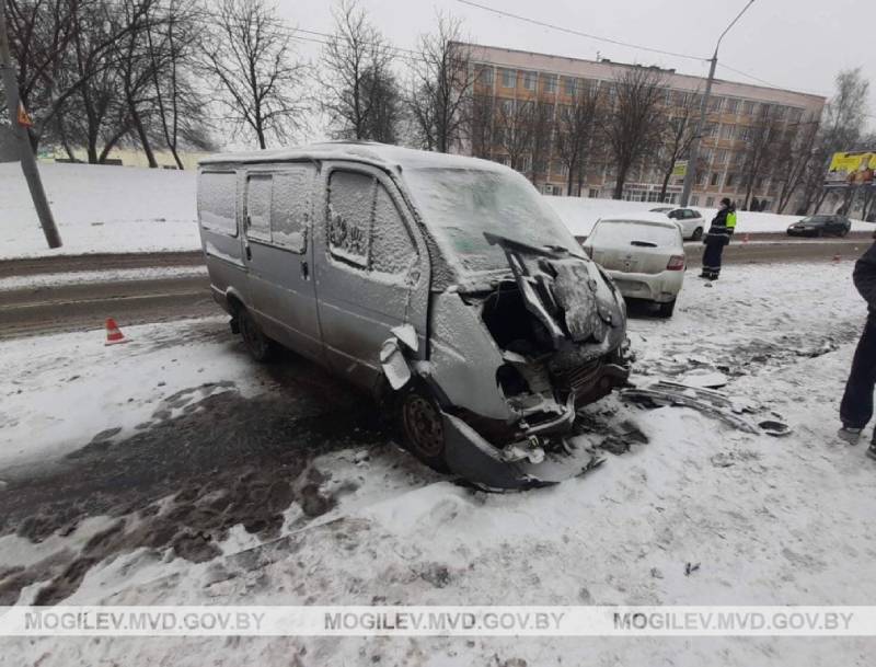 Могилевчанин не справился с управлением, выехал на встречную полосу и столкнулся с микроавтобусом