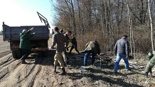 Около 6 кубометров мусора вывезли экологи после уборки несанкционированных свалок в Бобруйском районе