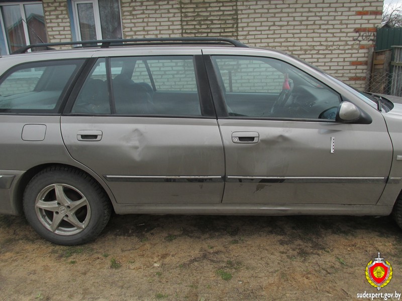 Подозреваемый в хулиганстве оставил на машине следы своей обуви