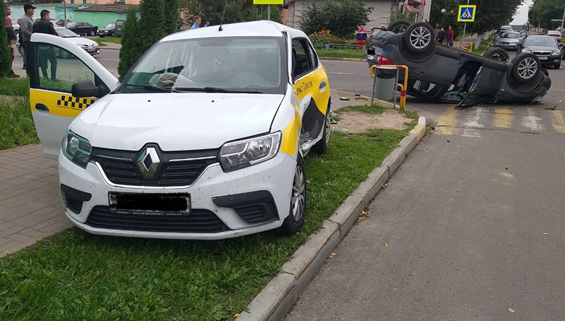 В Горках в результате ДТП одна из машин перевернулась на крышу