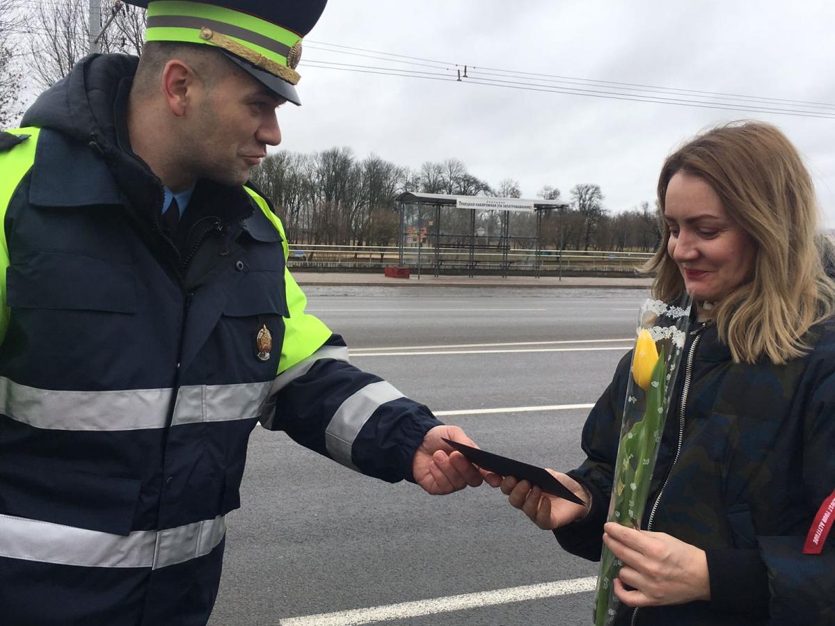 Женщин-водителей поздравили в Могилеве инспекторы ГАИ. Фото