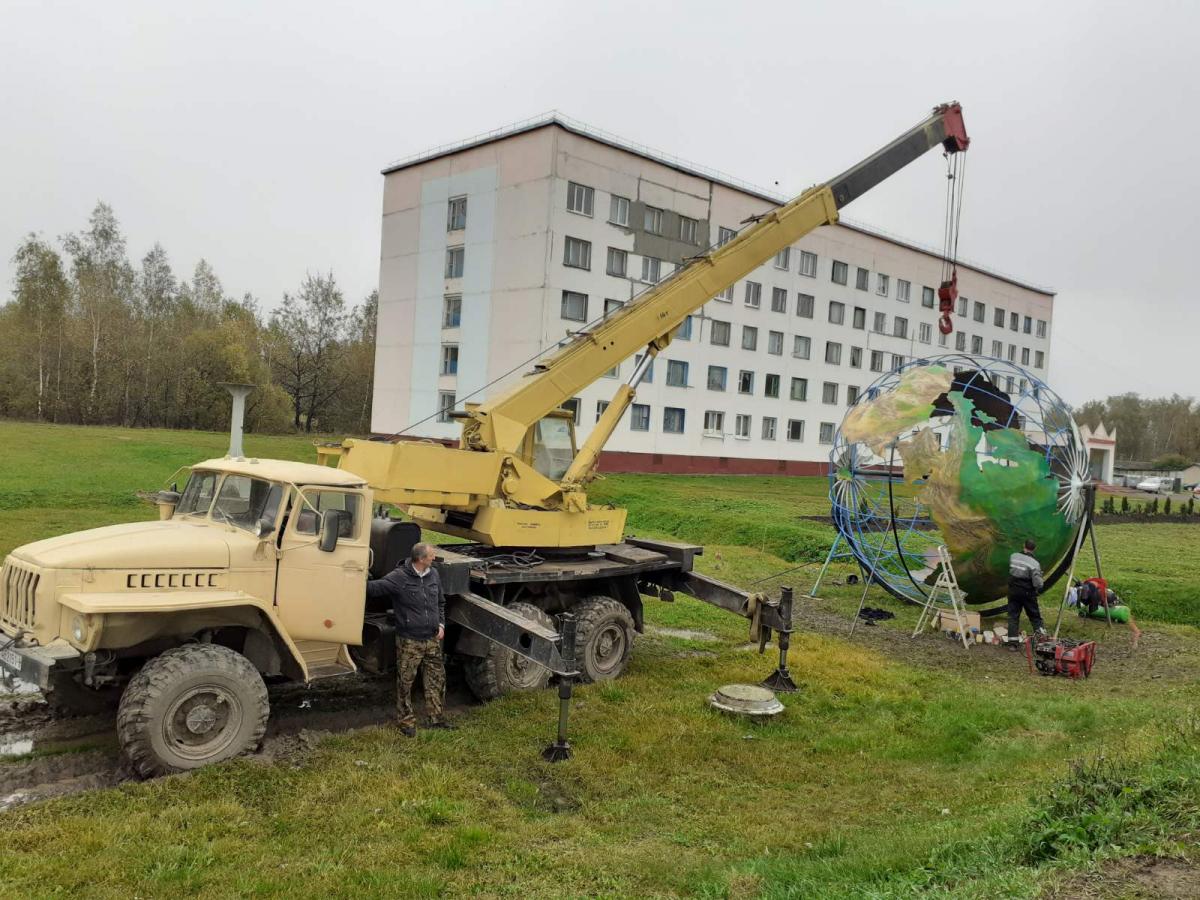 В Климовичах появилась новая архитектурная форма — глобус. Фото