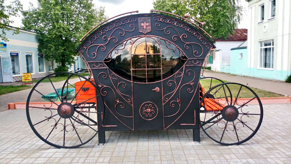 Карету возле ЗАГСа установили в Климовичах