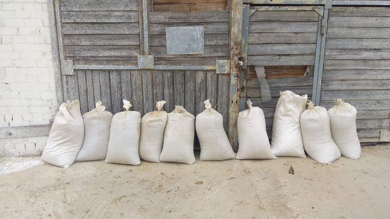 10 мешков комбикорма хотел похитить водитель из АПК, спрятав под строительным мусором