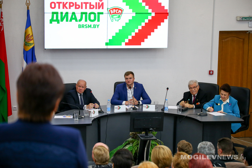 Открытый диалог, посвященный 100-летию ЛКСМБ, прошел в Могилеве. Фото