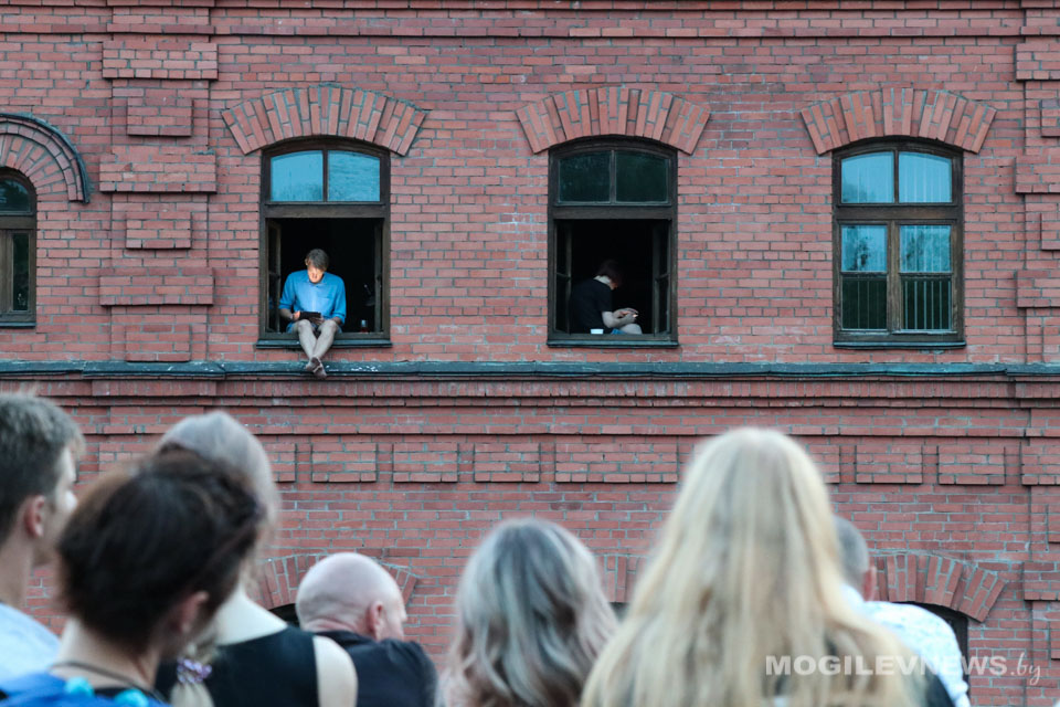 Новый театральный формат - в Могилеве показали «визуальный live подкаст». Фото