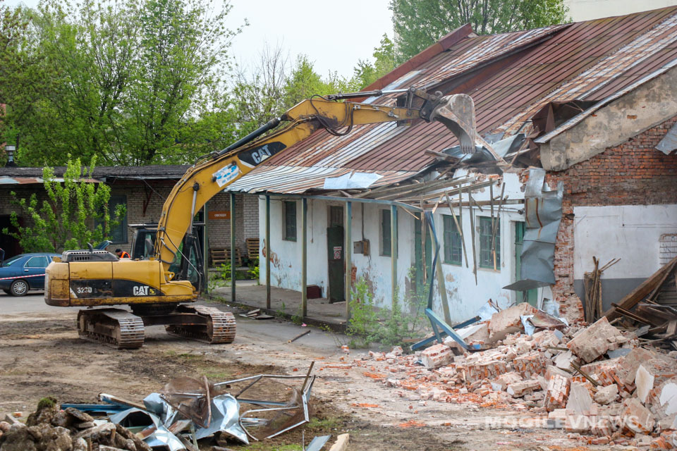 Старые склады около «Строммашины» в Могилеве сносят под строительство нового супермаркета. Фото