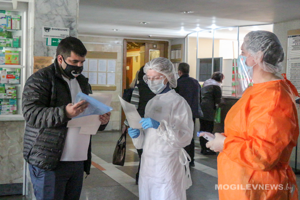 Волонтеры БРСМ передали антисептики в Могилевскую центральную поликлинику. Фото