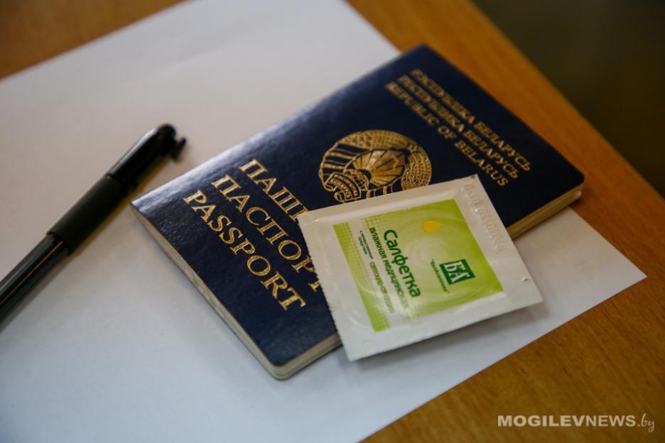 Продленные на шесть месяцев паспорта действительны только внутри страны - Минюст