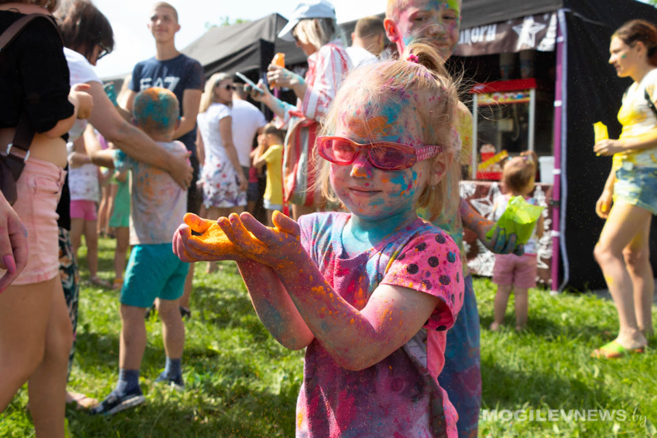 Фестиваль красок ColorFest прошел в Могилеве. Фото