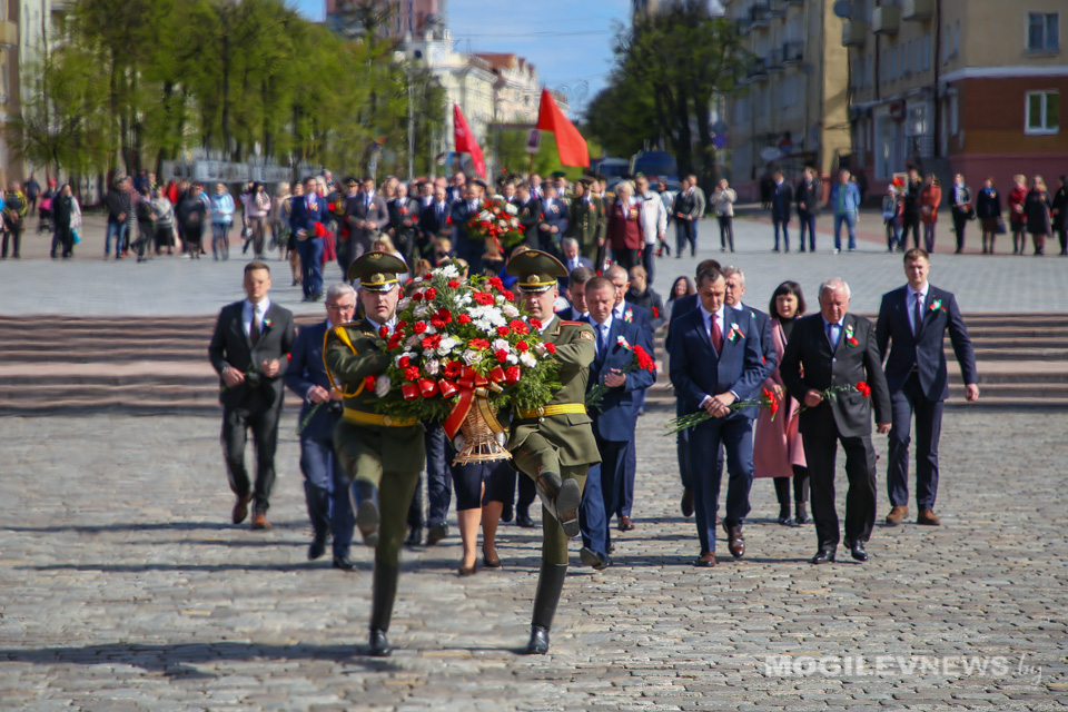 Торжественное возложение цветов к Вечному огню прошло в Могилеве 9 мая. Фото