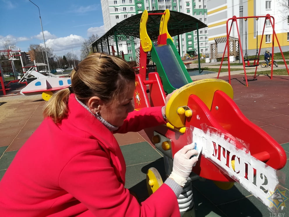 Детские площадки на улице Красного Флота в Могилеве разрисовали символикой МЧС. Фото