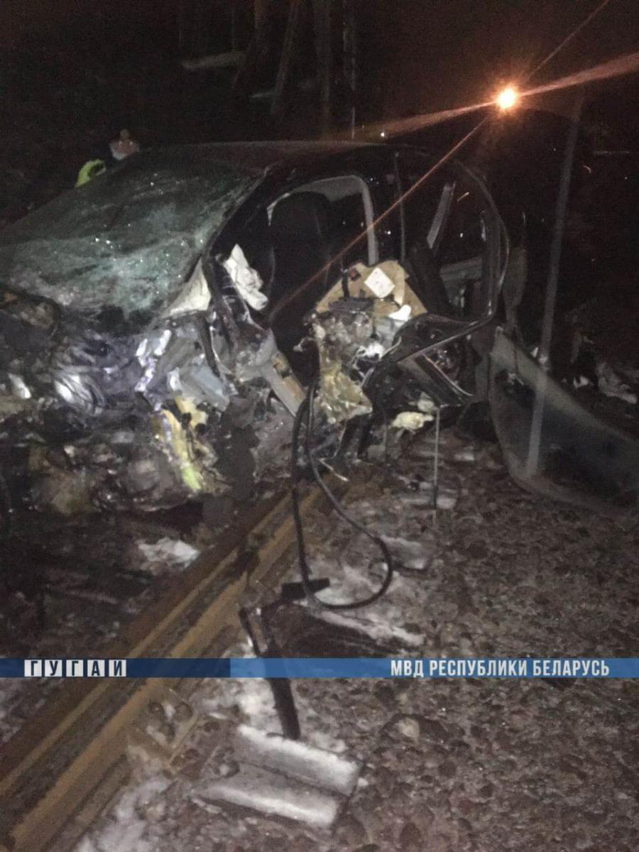 В Могилеве BMW вылетел с моста и оказался на рельсах: Водитель оставила место ДТП