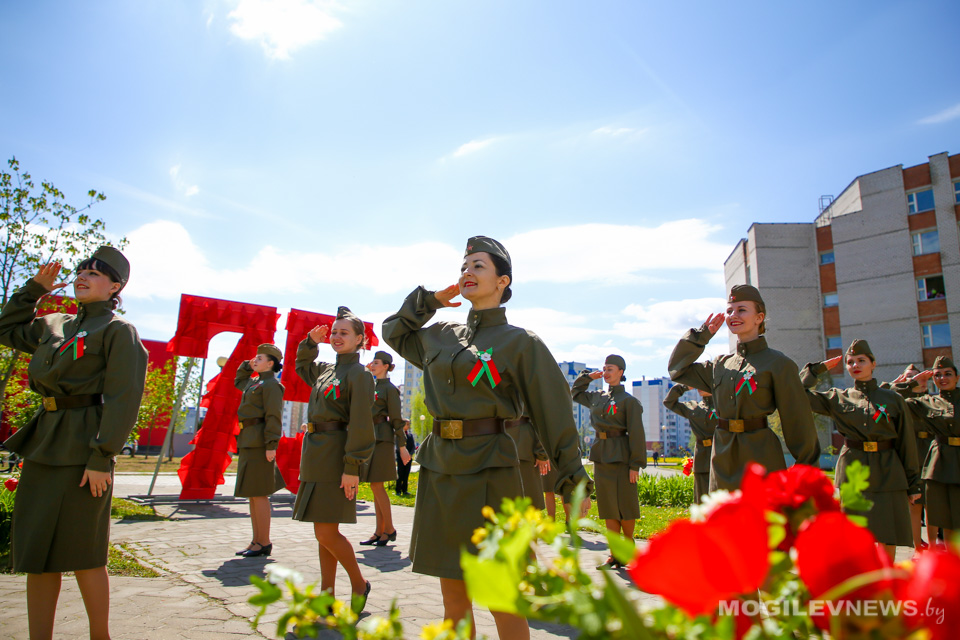 Молодежь Могилева танцевала у Дома ветеранов Вальс Победы. Фото