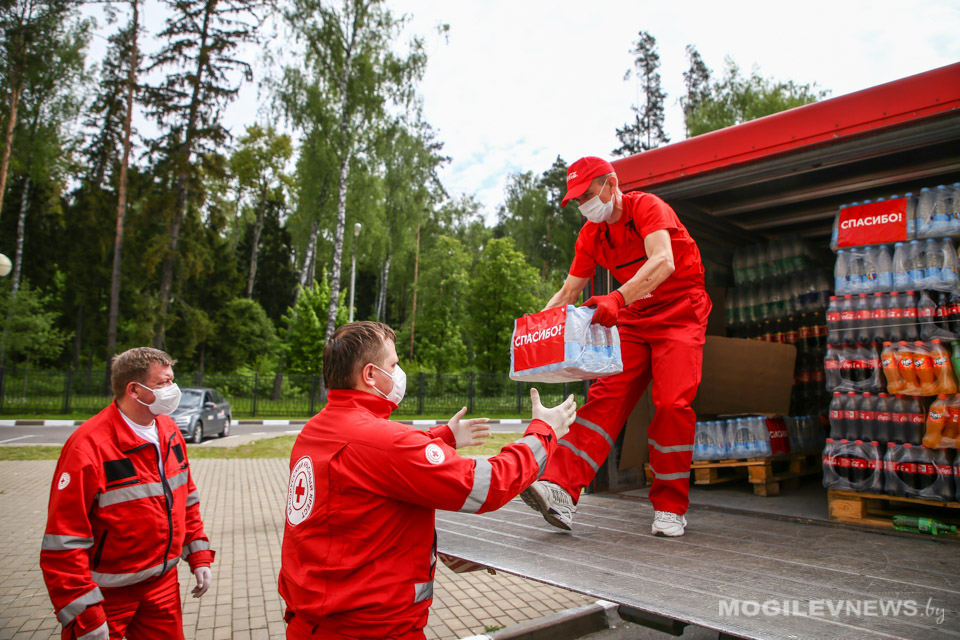 Волонтеры Красного Креста передали детской областной больнице в Могилеве средства защиты и питьевую воду. Фото