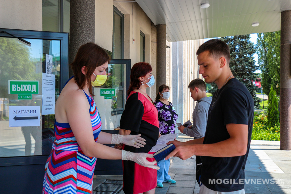 В первый день ЦТ абитуриенты в Могилеве прошли испытание по белорусскому языку. Фото