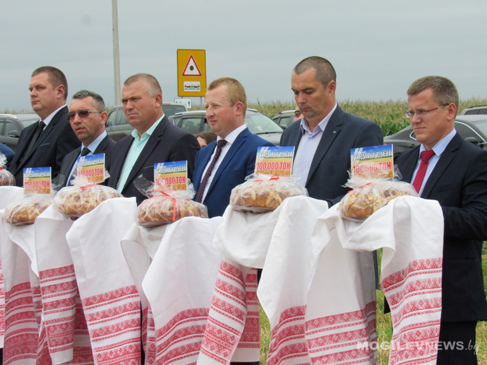 Высокую планку по намолоту 100 тысяч тонн зерновых достигли аграрии Горецкого района