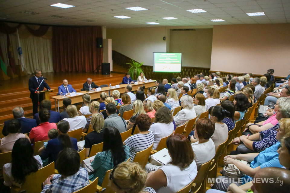 Леонид Заяц провел встречу с жителями микрорайона Фатина. Фото