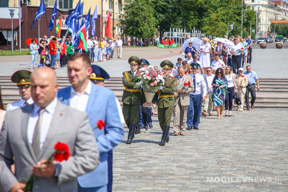 Митинг, посвященный 76 годовщине освобождения Могилева, прошел на пощади Славы. Фото