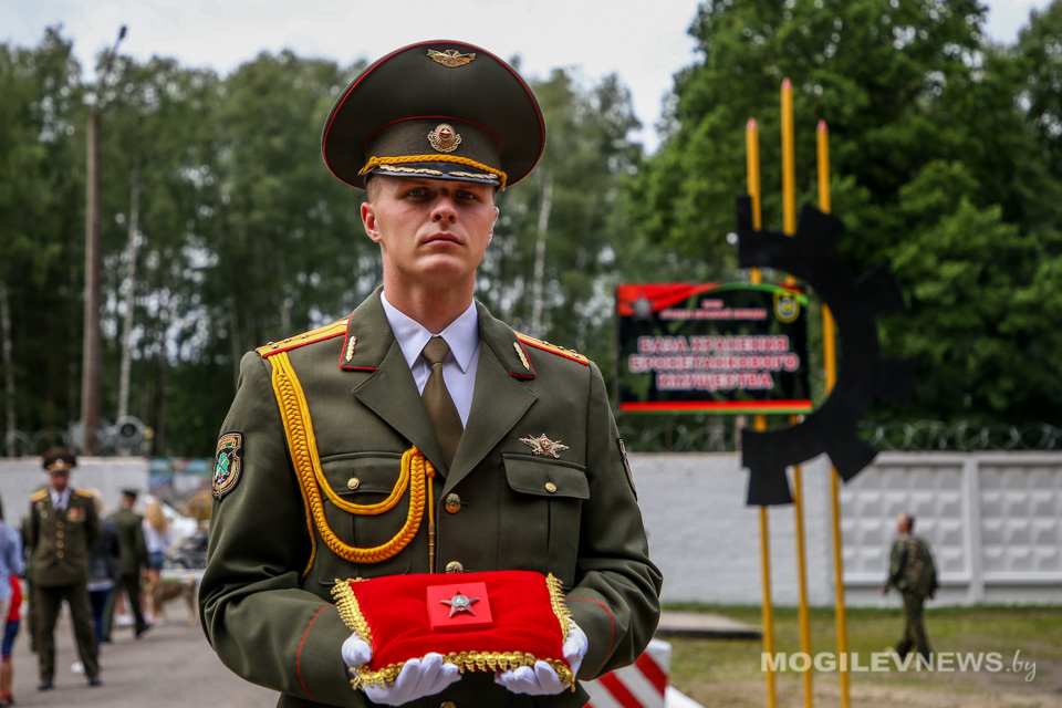 Орден Красной Звезды передали Могилевской базе хранения бронетанкового имущества. Фото