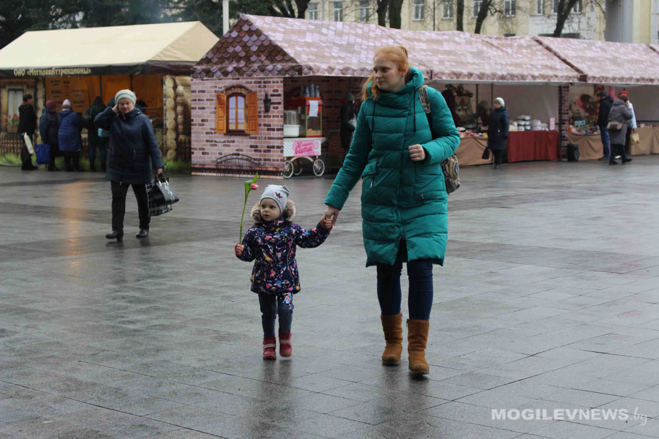 Могилев накануне Дня женщин: цветы, улыбки, предпраздничная суета. Фото