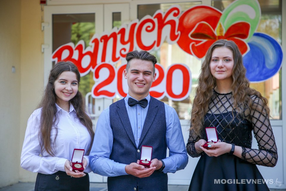 Выпускников-медалистов чествовали в Могилевском районе. Фото