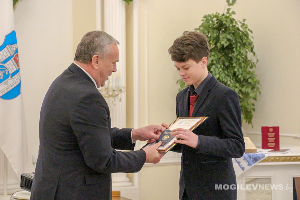 Школьникам в рамках акции «Мы – граждане Беларуси!» вручили паспорта в Могилеве. Фото