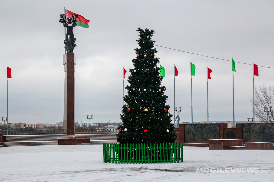 Могилев готовится к новогодним и рождественским праздникам. Фото