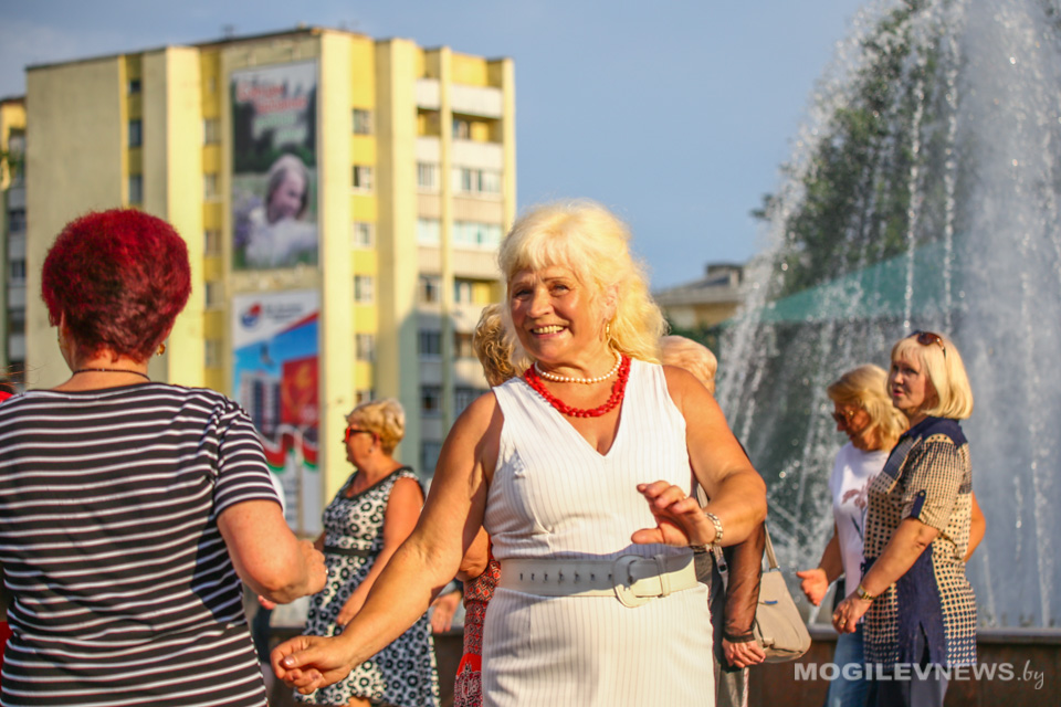 Танцевальные вечера у фонтанов стартовали в День города. Фото