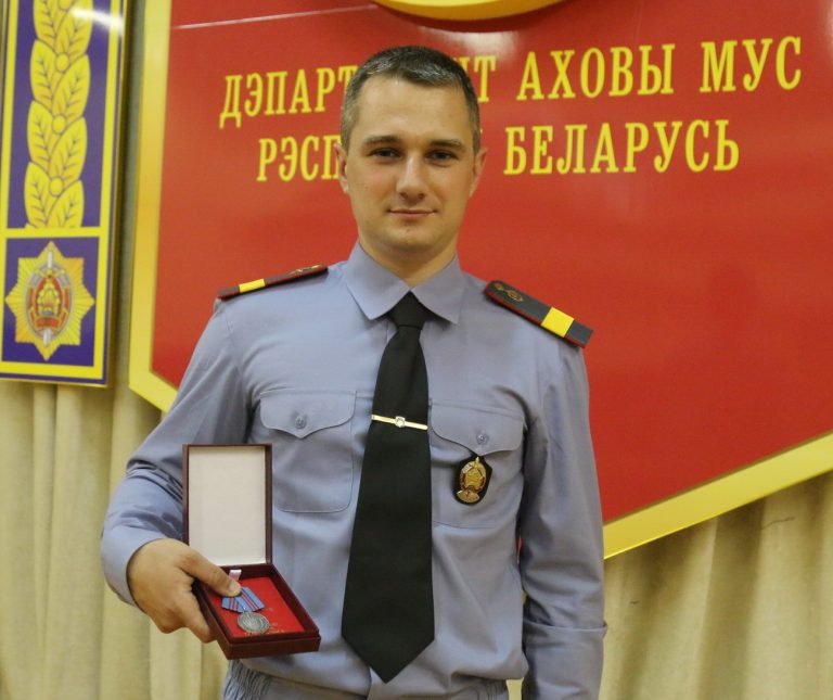 Кинолог из Чаус, который помог освободить заложницу, получил госнаграду