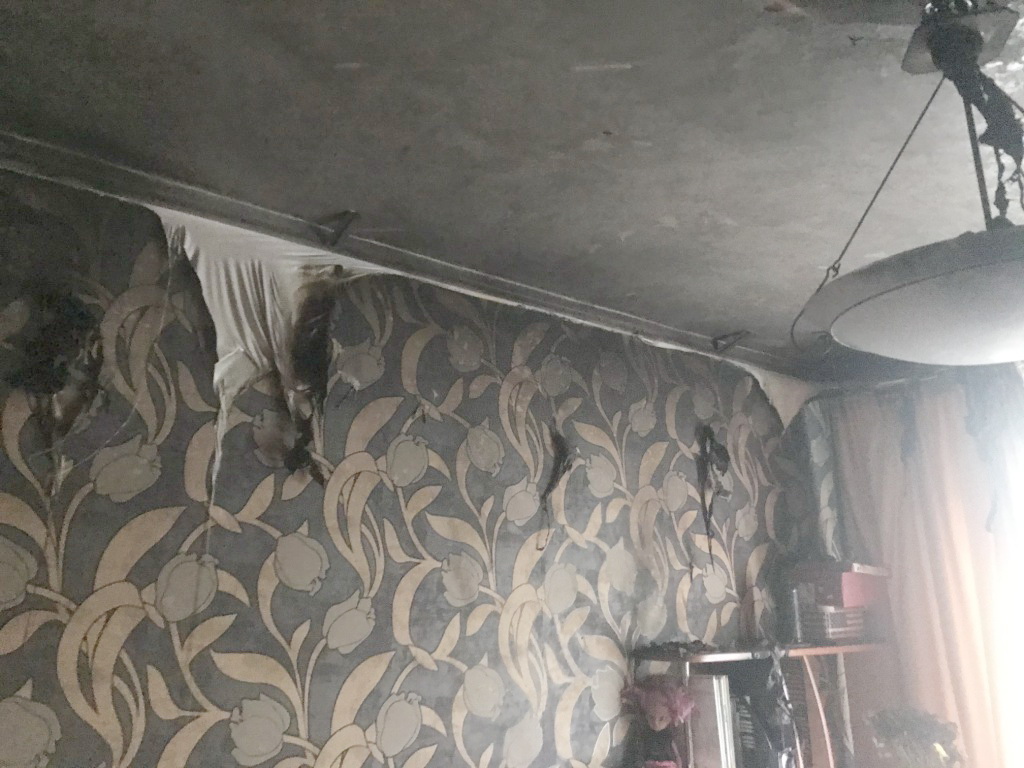 Натяжной потолок сгорел из-за неисправной электропроводки в Могилеве. Фото
