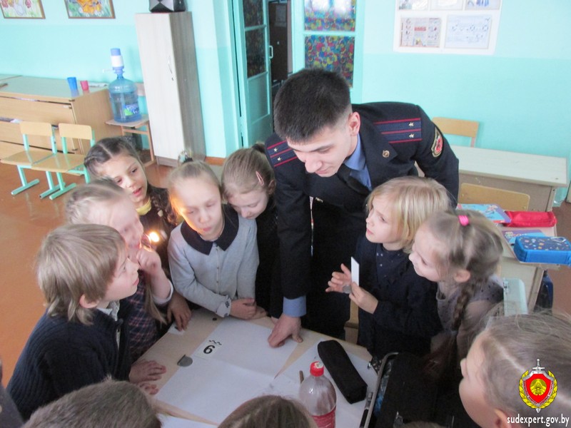 Первоклассникам в Могилеве показали, как вести осмотр места преступления и находить отпечатки пальцев
