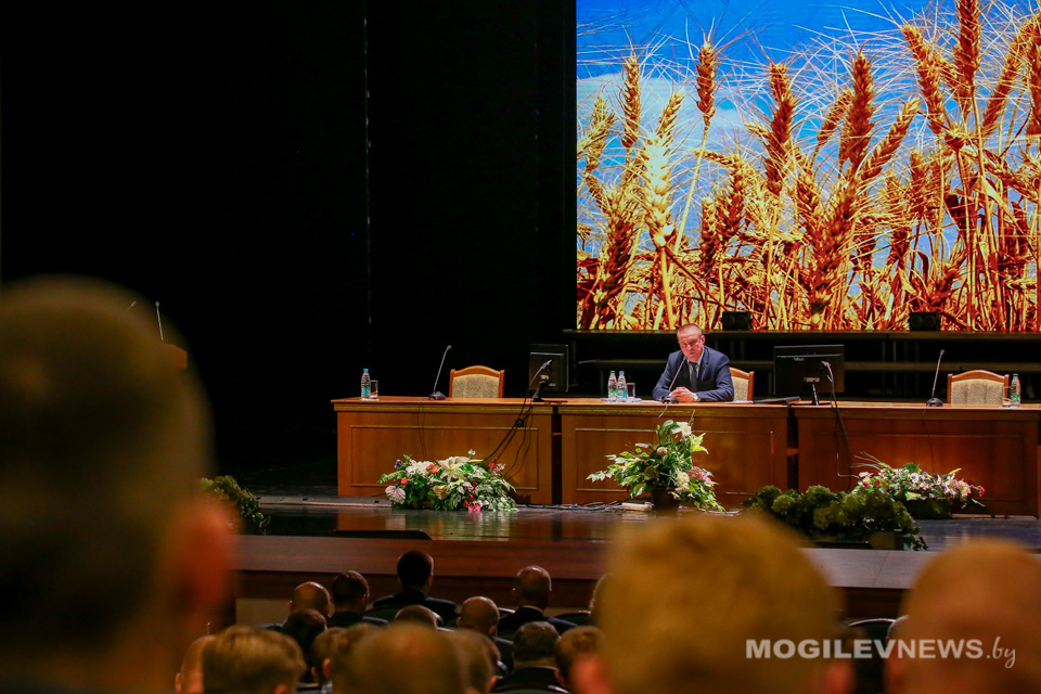 Совещание с руководителями организаций АПК Могилевщины провел Леонид Заяц. Фото