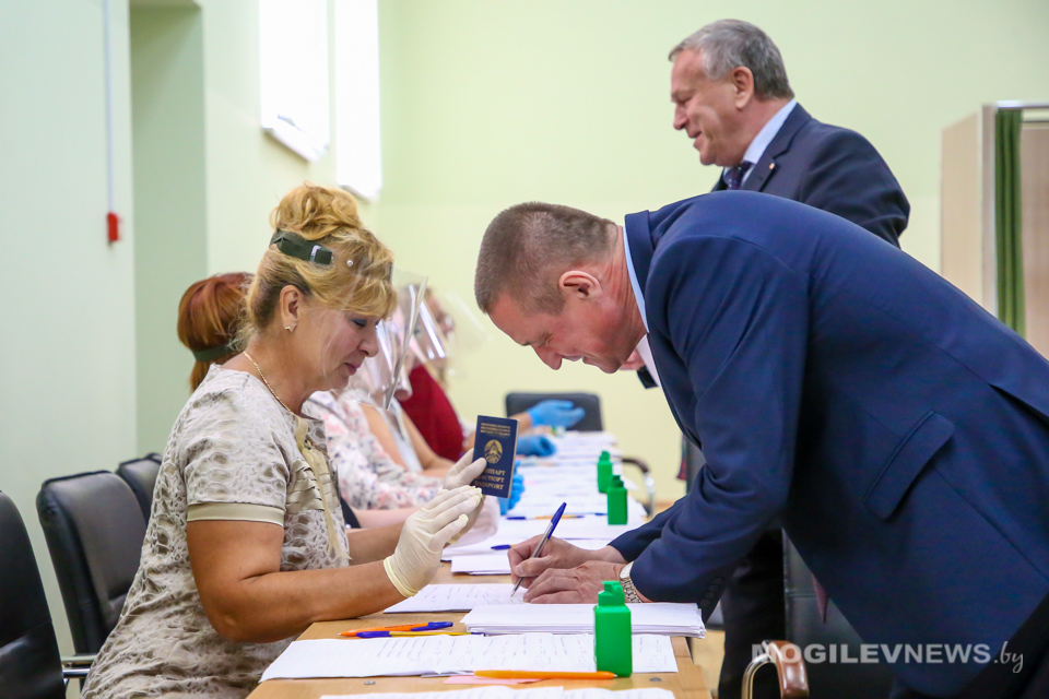 Председатели Могилевского областного и городского исполкомов приняли участие в голосовании. Фото