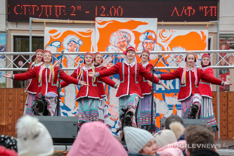 Представление «Пайшла Каляда калядуючы» показали на площади Звезд в Могилеве. Фото