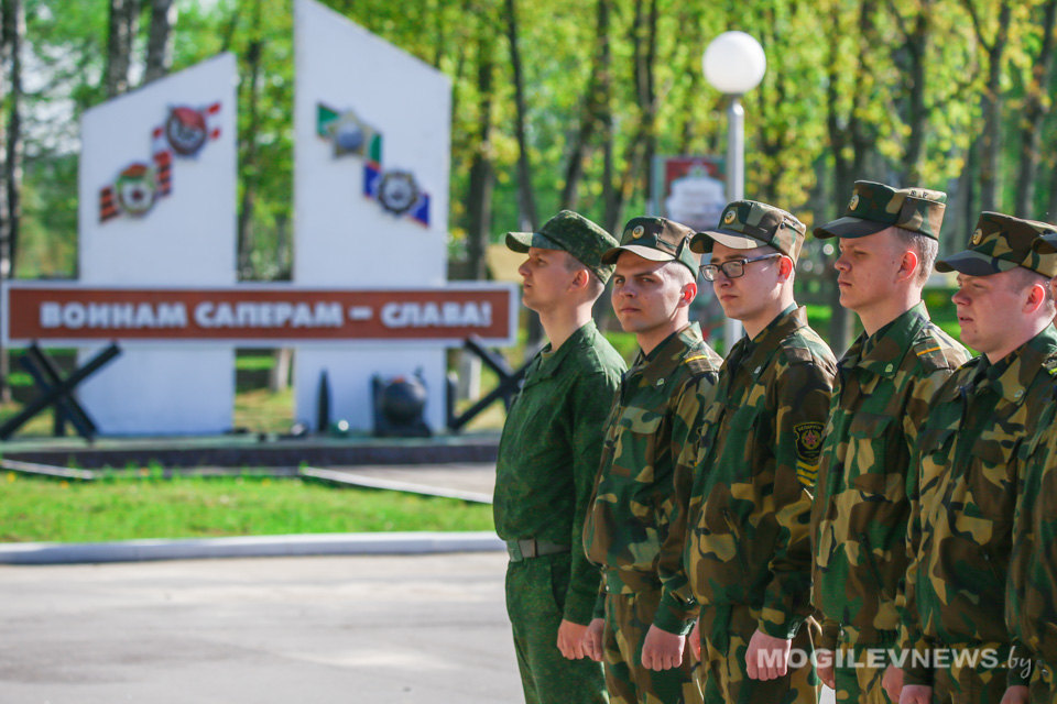 Церемония увольнения военнослужащих в запас прошла в 188 гвардейской инженерной бригаде в Могилеве. Фото