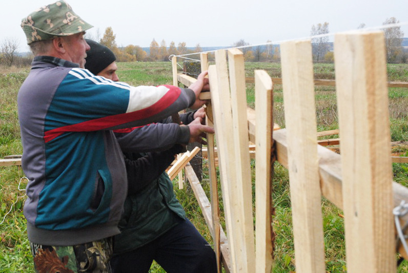 Жители Мстиславского района завершают установку нового забора вокруг гражданского кладбища