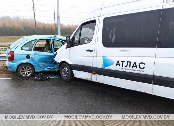 Маршрутка и Citroen столкнулись в Могилеве. Фото